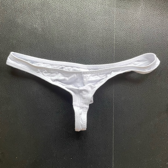 White thong - Picture 1 of 1